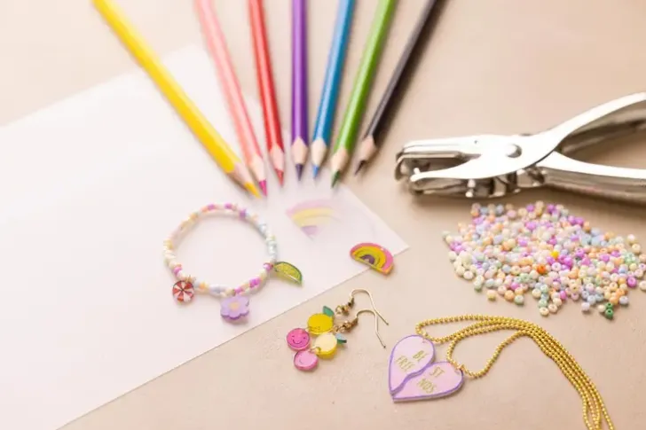 Askartelupakkaus, Kutistemuovikorut