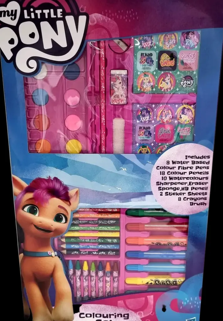 Ryhma Hau/Batman/My Little Pony 52 Os. Taidesalkkulajitelma, Sis. 8 Tussia, 8 Varikynaa, 8 Varivahaliitua, 10 Vesivarinappia, Sivellin, Teroitin, Pyyhekumi, Sieni, Hb Lyijykyna, Viivain, 2Tarra-Arkkia